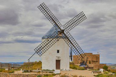 Consuegra Köyü 'nün tepesindeki eski yel değirmeni. Devlerin ve Don Kişot hikayelerinin diyarı..