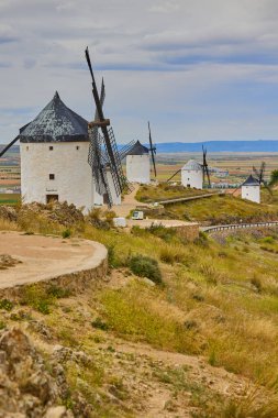 Consuegra Köyü 'nün tepesindeki eski yel değirmenleri. Devlerin ve Don Kişot hikayelerinin diyarı..