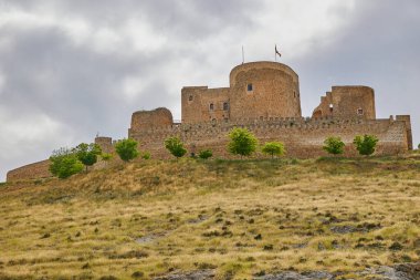 Tepedeki Consuegra Kalesi. Toledo, İspanya.