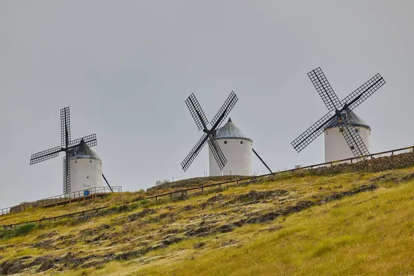 Consuegra Köyü 'nün tepesindeki eski yel değirmenleri. Devlerin ve Don Kişot hikayelerinin diyarı..