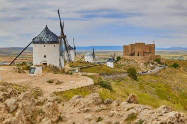 Consuegra Köyü 'nün tepesindeki eski yel değirmenleri. Devlerin ve Don Kişot hikayelerinin diyarı..