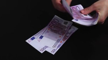 Eller farklı Avrupa para banknotlarını birbiri ardına sayar. 500 Euro 'luk banknot sayımı.