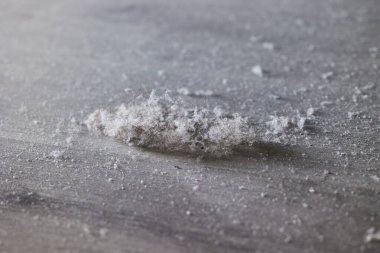 Yatağın altında bir sürü toz birikti..