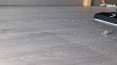 Yatağın altında bir sürü toz birikti.