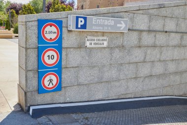 Yeraltı otoparkına giriş. Yeraltı otoparkı ve yol işaretleri. Toledo, İspanya - 30 Nisan 2024.