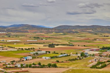 Çiftliklerin ve tarımsal alanların havadan görünüşü. Consuegra, Toledo, İspanya.