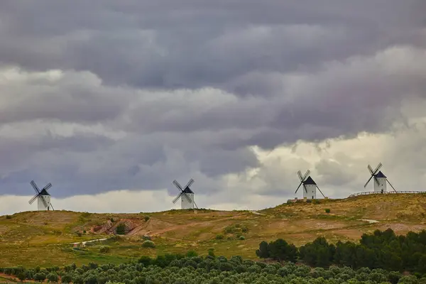 Consuegra Köyü 'nün tepesindeki eski yel değirmenleri. Devlerin ve Don Kişot hikayelerinin diyarı..