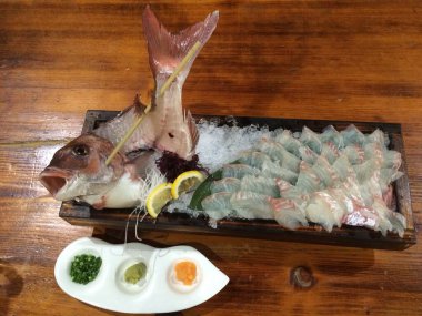 Wasabi 'li taze kırmızı balık sashimi..