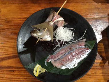 Tabakta taze uskumru sashimi..