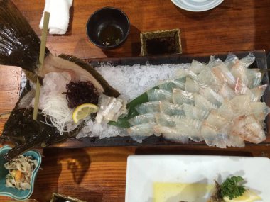 Tabakta taze Scholle saşimi.