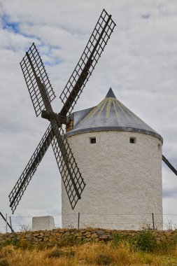 Consuegra Köyü 'nün tepesindeki eski yel değirmeni. Devlerin ve Don Kişot hikayelerinin diyarı..