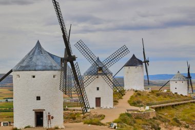 Consuegra Köyü 'nün tepesindeki eski yel değirmenleri. Devlerin ve Don Kişot hikayelerinin diyarı..