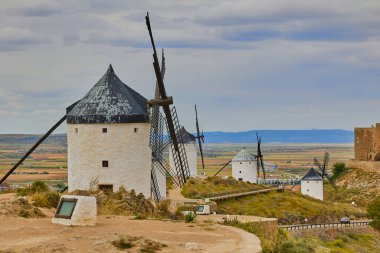 Consuegra Köyü 'nün tepesindeki eski yel değirmenleri. Devlerin ve Don Kişot hikayelerinin diyarı..
