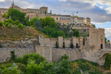 İspanya, Toledo 'daki şehir duvarının manzarası.