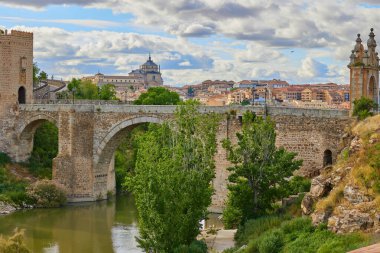 İspanya 'nın Toledo kentindeki Tagus Nehri' ni kapsayan Arch Alcantara Köprüsü.