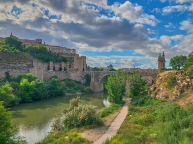 İspanya 'nın Toledo kentindeki Tagus Nehri' ni kapsayan Arch Alcantara Köprüsü.
