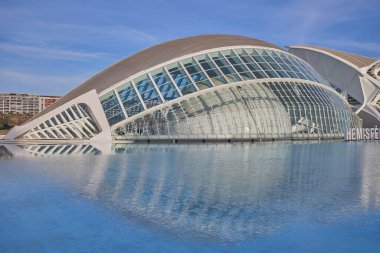 Güneşli bir günde Hemisferic 'in sanat ve bilim şehrindeki modern mimarisi. Valencia, İspanya - 27 Ocak 2024.