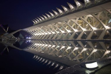 Akşamları Sanat ve Bilim Şehri 'nin modern mimarisi. Valencia, İspanya - 27 Ocak 2024.