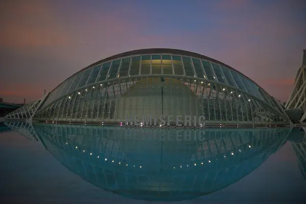 Günbatımında Hemisferic 'in sanat ve bilim şehrindeki modern mimarisi. Valencia, İspanya - 27 Ocak 2024.