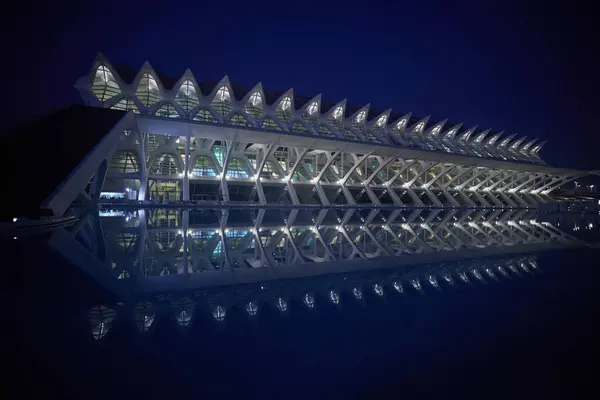 Akşamları Sanat ve Bilim Şehri 'nin modern mimarisi. Valencia, İspanya - 27 Ocak 2024.