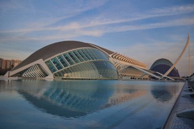 Günbatımında Sanat ve Bilim Şehri 'nin modern mimarisi. Valencia, İspanya - 27 Ocak 2024.