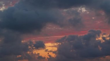 Gün batımında çok renkli güzel bir gökyüzü. Gün batımında bulutlu kırmızı ve turuncu gökyüzü.