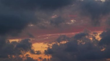 Gün batımında çok renkli güzel bir gökyüzü. Gün batımında bulutlu kırmızı ve turuncu gökyüzü.