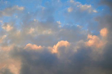 Gri bulutların ardında batan güneşin harika manzarası.