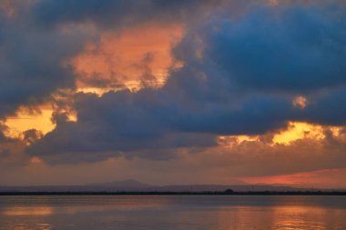 İspanya 'daki Albufera Gölü' nün harika gün batımı manzarası.