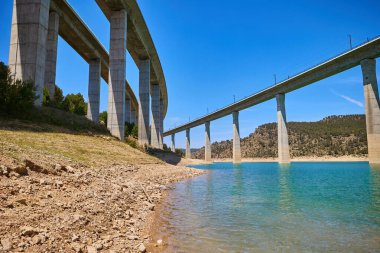 Köprünün altındaki sakin sahneyi keşfedin. Rezervuar aracılığıyla Viaducto de Contreras..