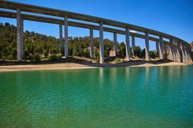 Köprünün altındaki sakin sahneyi keşfedin. Rezervuar aracılığıyla Viaducto de Contreras..
