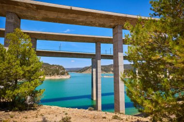 Köprünün altındaki sakin sahneyi keşfedin. Rezervuar aracılığıyla Viaducto de Contreras..