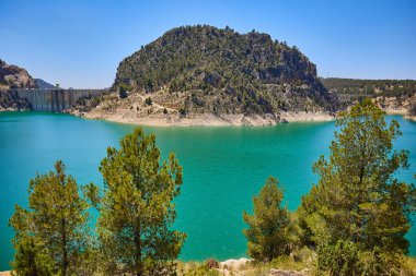 Contreras rezervuarının en üst manzarası, turkuaz suyu olan güzel bir manzara. Kontreras, İspanya.