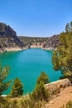 Contreras rezervuarının en üst manzarası, turkuaz suyu olan güzel bir manzara. Kontreras, İspanya.