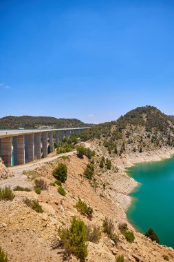 Contreras rezervuarının en üst manzarası, turkuaz suyu olan güzel bir manzara. Kontreras, İspanya.