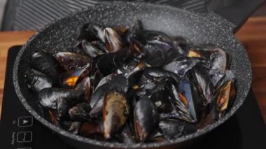 Midyeler tavada pişiyor.