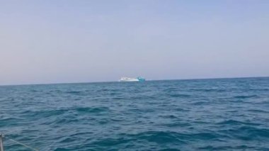 Yelkenli yattan deniz manzarası. Feribottaki tutarsızlık. Valencia, İspanya - Haziran 06, 2024