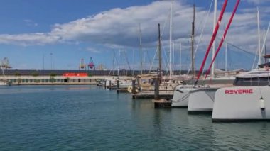 Yat manzarası marinada demirli. Valencia, İspanya - Haziran 06, 2024