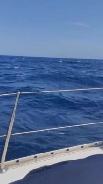 Yelkenli yattan deniz manzarası