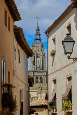 Aziz Mary Katedrali 'nin Toledo' nun eski bir bölgesindeki dar bir sokaktan görünüşü