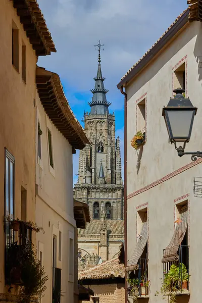 stock image View of the Primate Cathedral of Saint Mary through a narrow street in the old part of Toledo