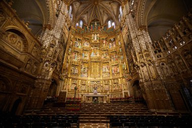 Toledo Katedrali 'nin (Santa Iglesia Katedrali Primada de Toledo) sunağı, altın ve dini heykeller ve tablolarla etkileyici bir şekilde yeniden düzenlenmiştir. Toledo, İspanya - 30 Nisan 2024.