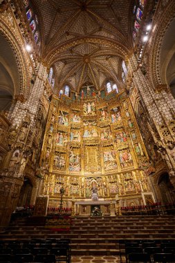 Toledo Katedrali 'nin (Santa Iglesia Katedrali Primada de Toledo) sunağı, altın ve dini heykeller ve tablolarla etkileyici bir şekilde yeniden düzenlenmiştir. Toledo, İspanya - 30 Nisan 2024.