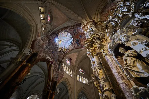 Toledo Katedrali 'nin (Santa Iglesia Katedrali Primada de Toledo) güzel bir iç mekanıdır. Toledo, İspanya - 30 Nisan 2024.