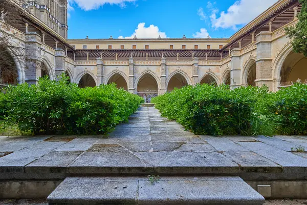 Toledo Katedrali 'nin (Santa Iglesia Katedrali Primada de Toledo) güzel bir avlusu. Toledo, İspanya - 30 Nisan 2024.