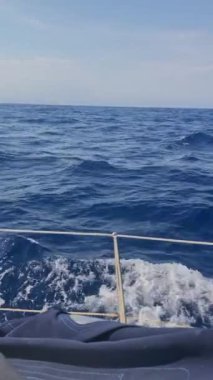 Yelkenli yattan deniz manzarası