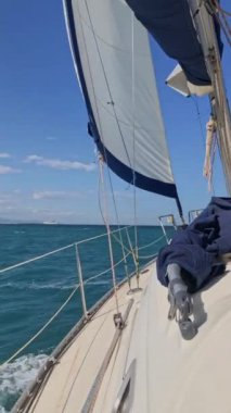 Yelkenli yattan deniz manzarası