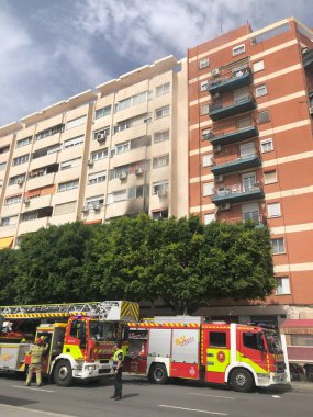 Dairenin penceresinden siyah duman geliyor. Apartman yangını. Kalın siyah duman dairenin pencerelerinden geliyor. Valencia, İspanya - 22 Haziran 2024