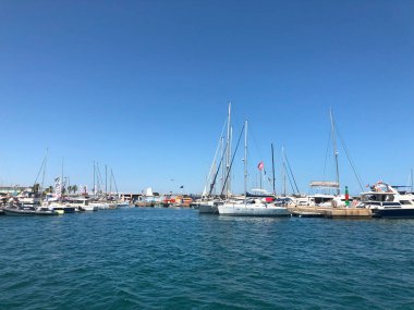 Yat manzarası marinada demirli. Valencia, İspanya - 26 Temmuz 2024