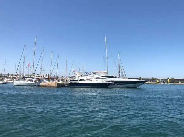 Yat manzarası marinada demirli. Valencia, İspanya - 26 Temmuz 2024